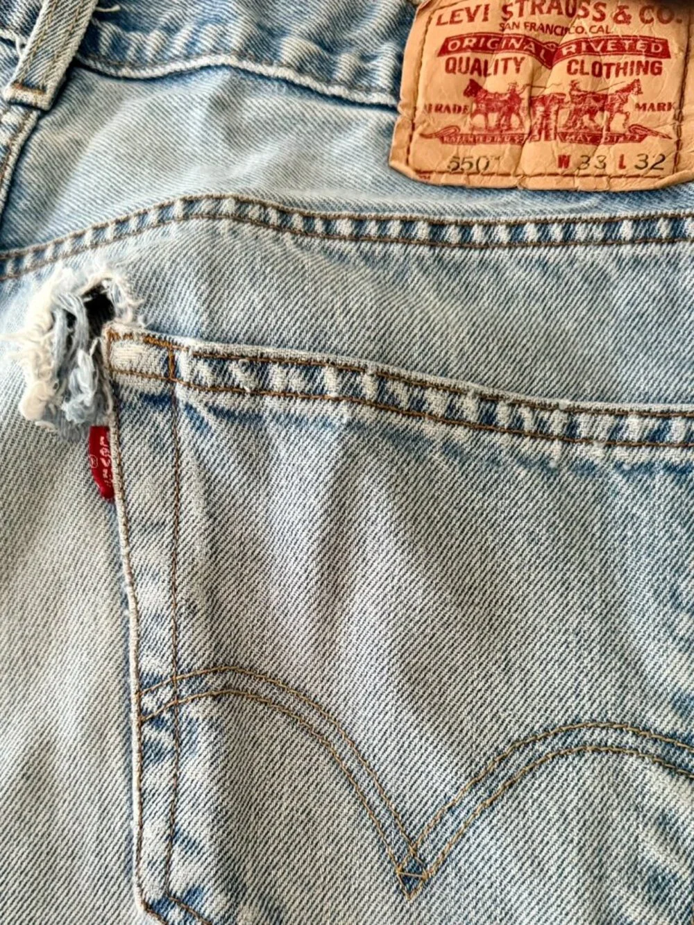 Levi’s 550 Relaxed Fit Jeans W33 L32 • Heavy Distress • Vintage • Authentic Wear
